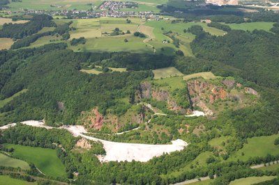 Fotoflug Sauerland-Ost:Kalksteinbrüche östlich von Messinghausen, Naturschutzgebiet Egge (HSK-204); dahinter Rösenbeck. The production, editing or release of this file was supported by the...