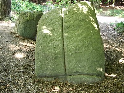 Der abgebildete Findling mit der Kreuzrille ist Bestandteil der neolithischen Grabstätte „Ziegensteine“ auf der Insel Rügen (Gemarkung Burtewitz, Gemeinde Lancken- Granitz). Um diese Anlage ranken...
